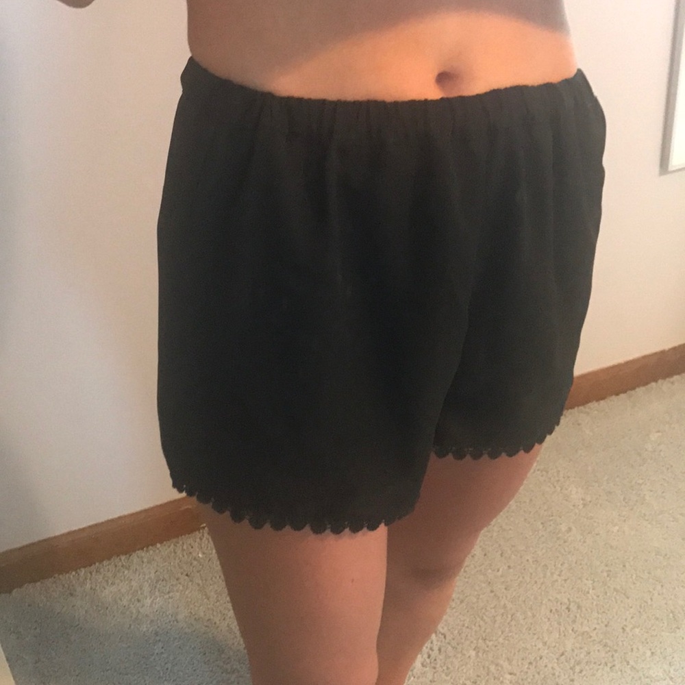 Brandy Melville Crochet Trimmed Shorts - Picture 3 of 6